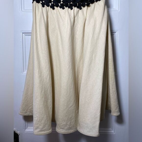 Tibi New York | Linen Strapless Dress with Floral Appliqué - Picture 4 of 10